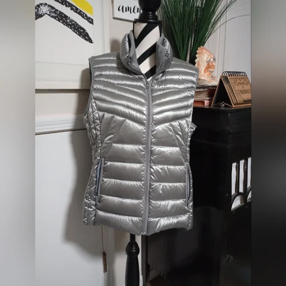 Bernardo Metallic Silver Goose Down Puffer Vest Ladies Size Large - Like New - Picture 2 of 5